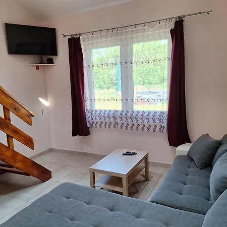 Cserke Holdfeny Lägenhet