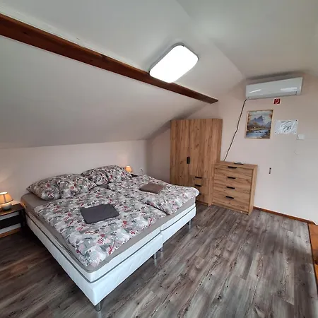 Cserke Holdfeny Lägenhet